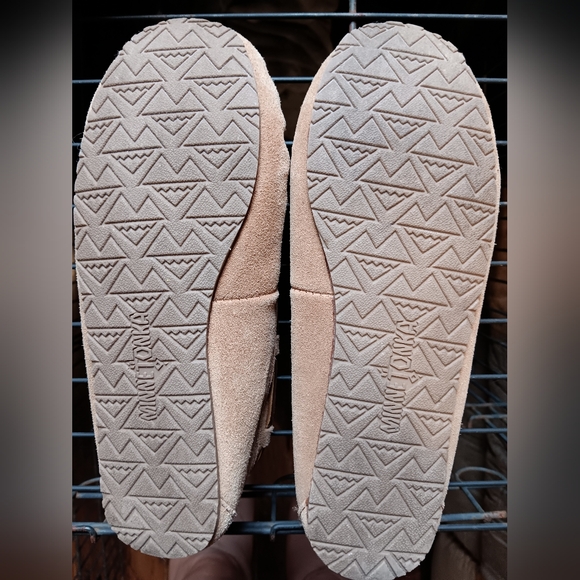 New MinneTonka Leather Mocassin Slippers Womens 8 - Picture 3 of 5